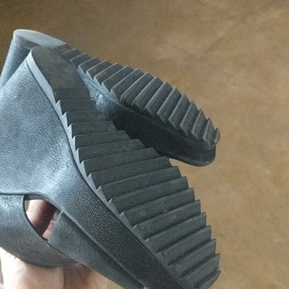 Vince Camuto Black Wedges - Picture 4 of 4